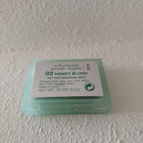 Clinique 02 Honey Blush Soft Pressed Powder Blusher Sample Purse Size .07oz - Picture 3 of 3